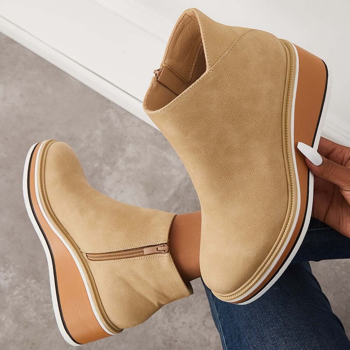 Botins de mulher com fecho e plataforma