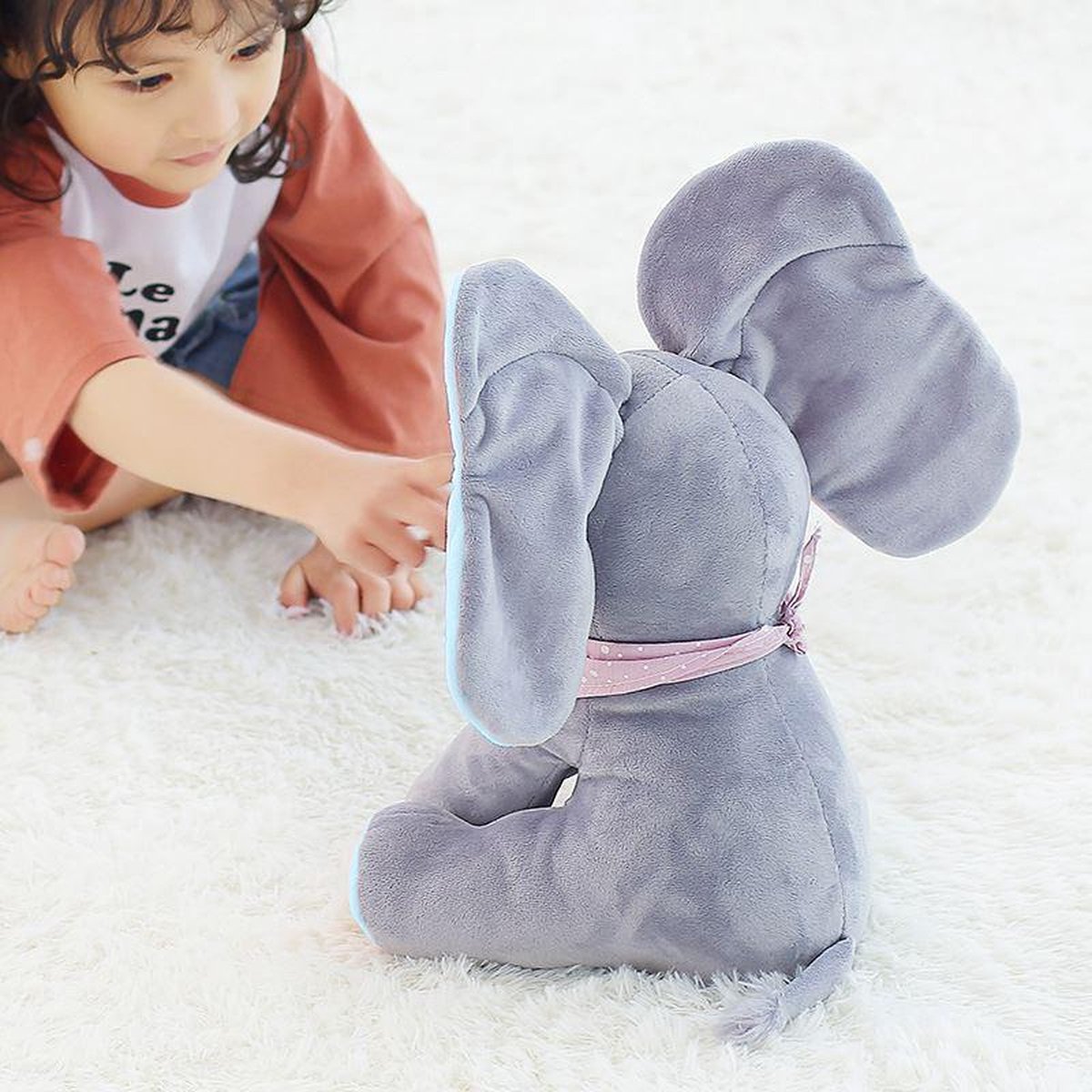 Cantar y jugar a los elefantes de peluche