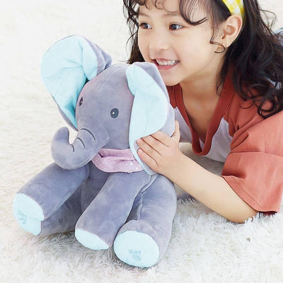 Cantar y jugar a los elefantes de peluche