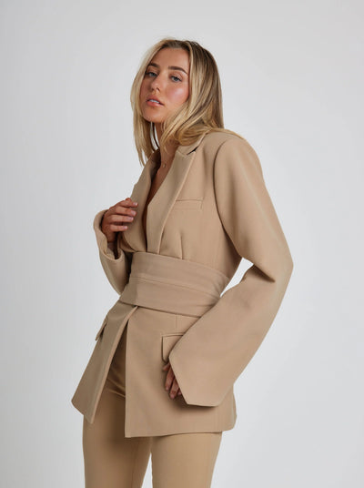 Adeline - um blazer elegante para cada temporada