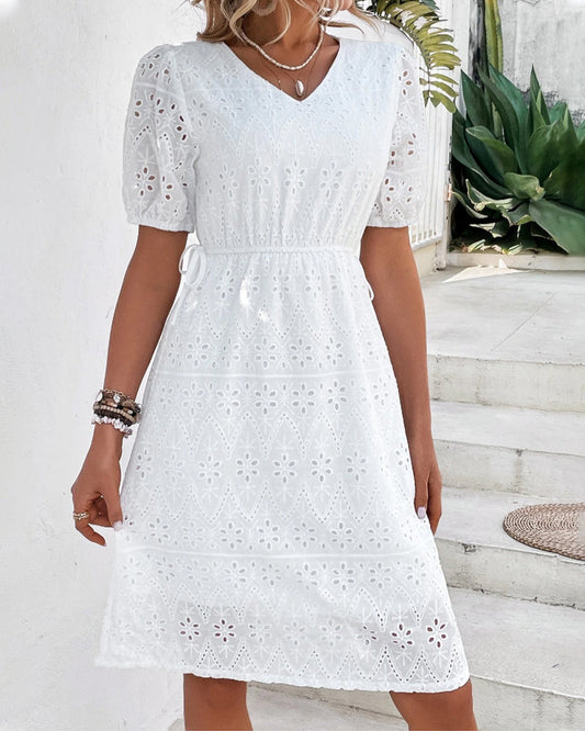 Amélie besticktes Kleid - zeitlose Eleganz mit feinen Details