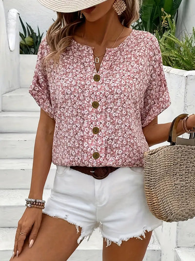 Blusa de manga curta com botões florais uma mulher