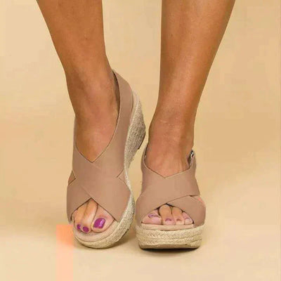 Sandálias de moda que seguram os pés