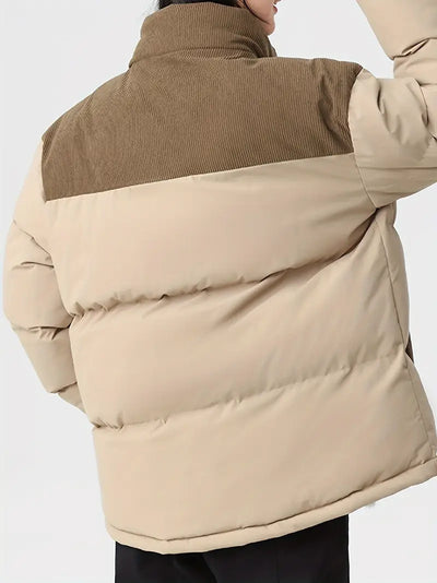 Jaqueta acolchoada da moda com o design do bloco colorido de homem: espesso e quente quente para o inverno