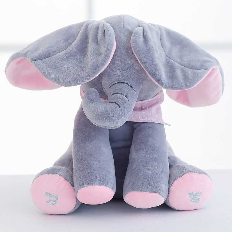 Cantar y jugar a los elefantes de peluche