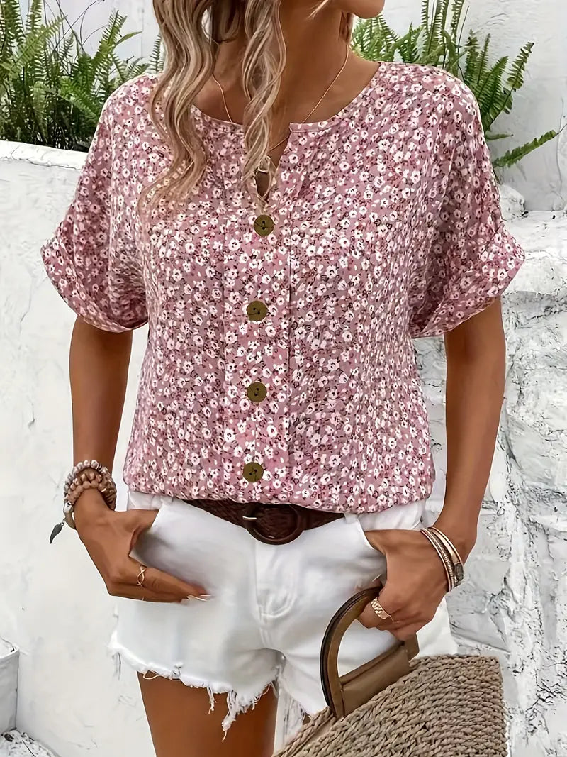 Blusa de manga curta com botões florais uma mulher