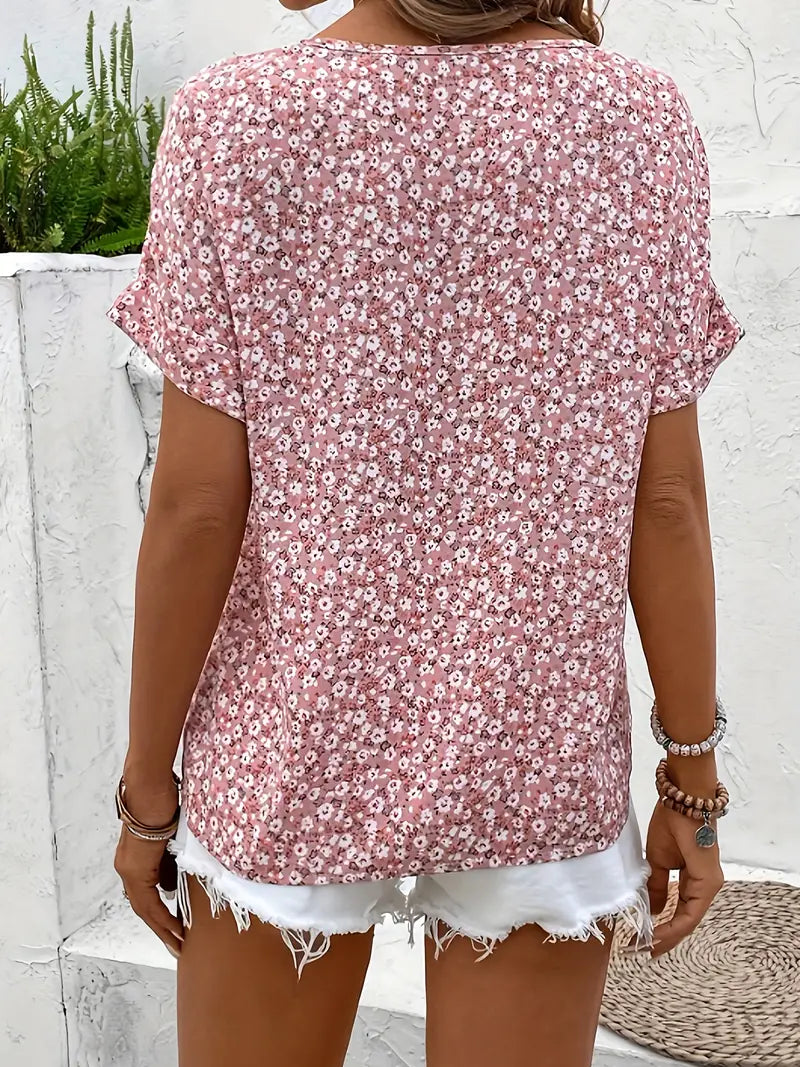 Blusa de manga curta com botões florais uma mulher