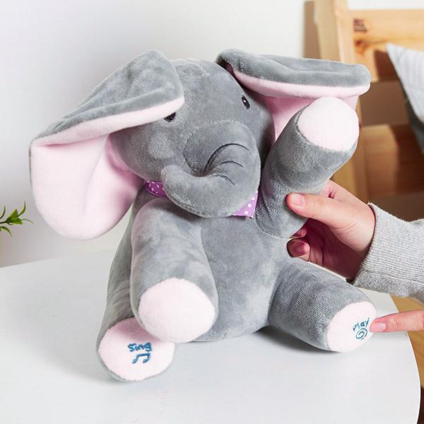 Cantar y jugar a los elefantes de peluche