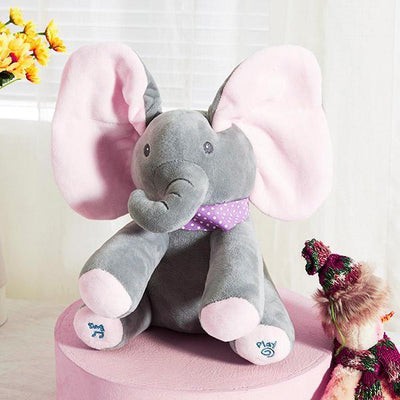 Cantar y jugar a los elefantes de peluche