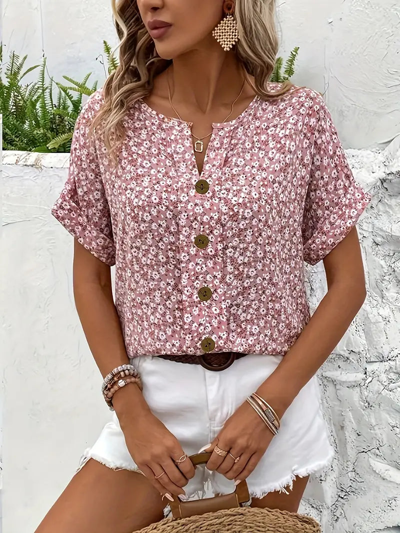 Blusa de manga curta com botões florais uma mulher