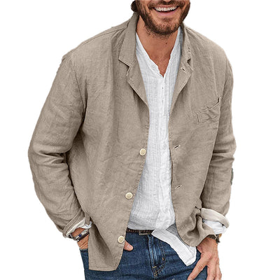 Homem casual com uma jaqueta de retalho