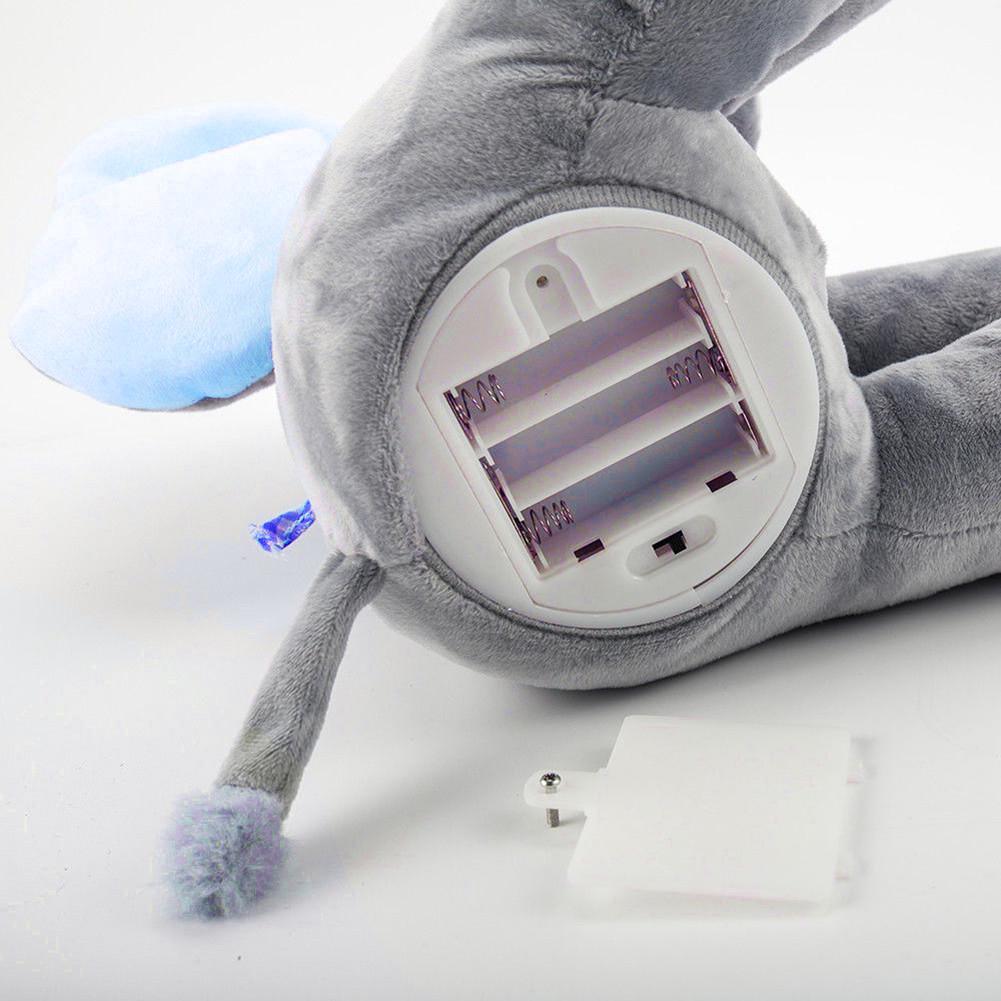 Cantar y jugar a los elefantes de peluche