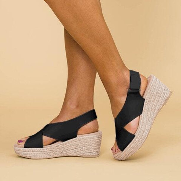 Sandálias de moda que seguram os pés