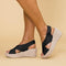 Sandálias de moda que seguram os pés
