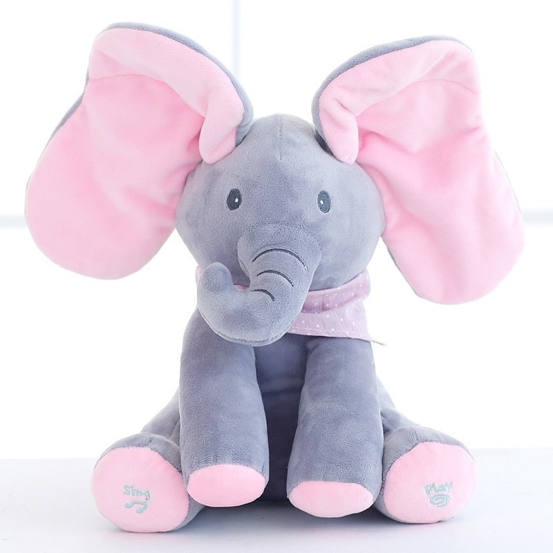 Cantar y jugar a los elefantes de peluche