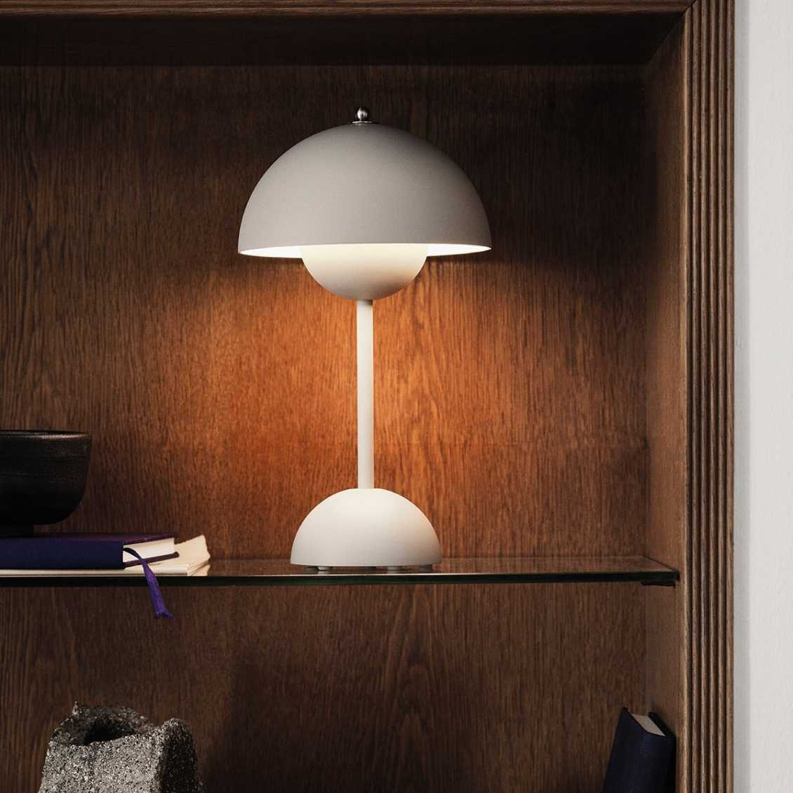 Candeeiro de mesa LED com luz quente e carregamento USB-C