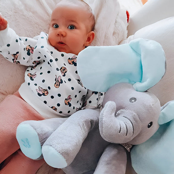 Cantar y jugar a los elefantes de peluche