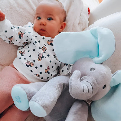 Cantar y jugar a los elefantes de peluche