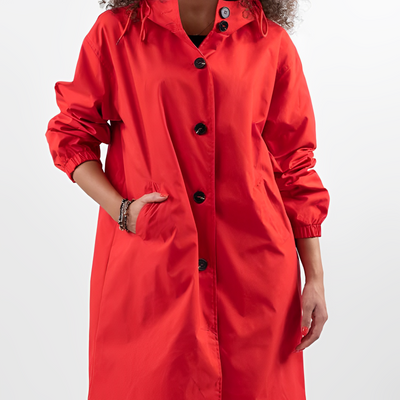 Chaquetón impermeável clássico com capuz feminino