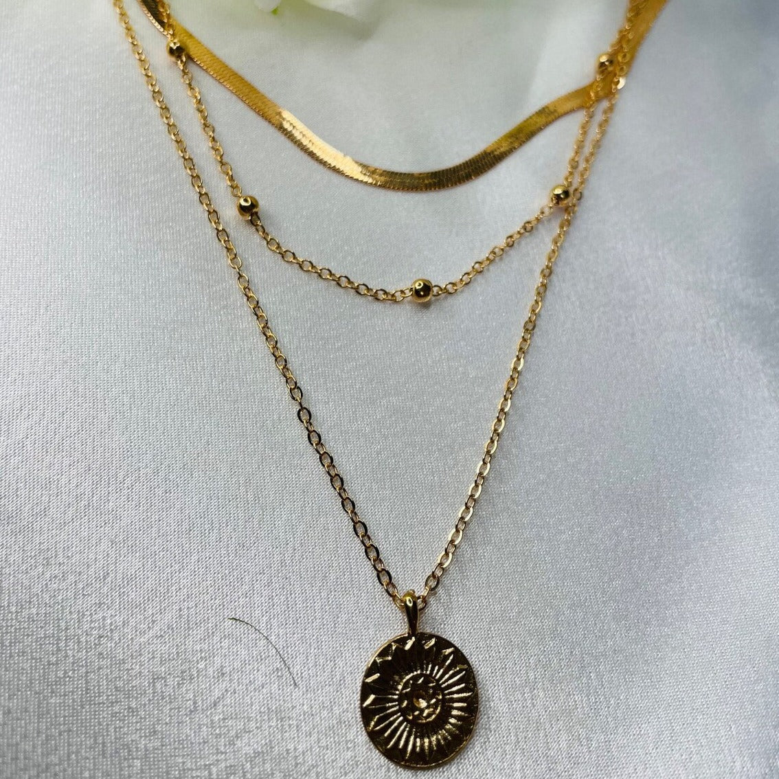 Ella | Conjunto de colares em camadas para mulher em metal banhado a ouro 18k
