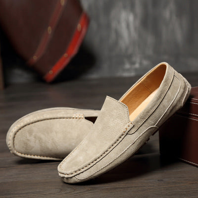 Mocassins elegantes para homens fabricados em camurça autêntica