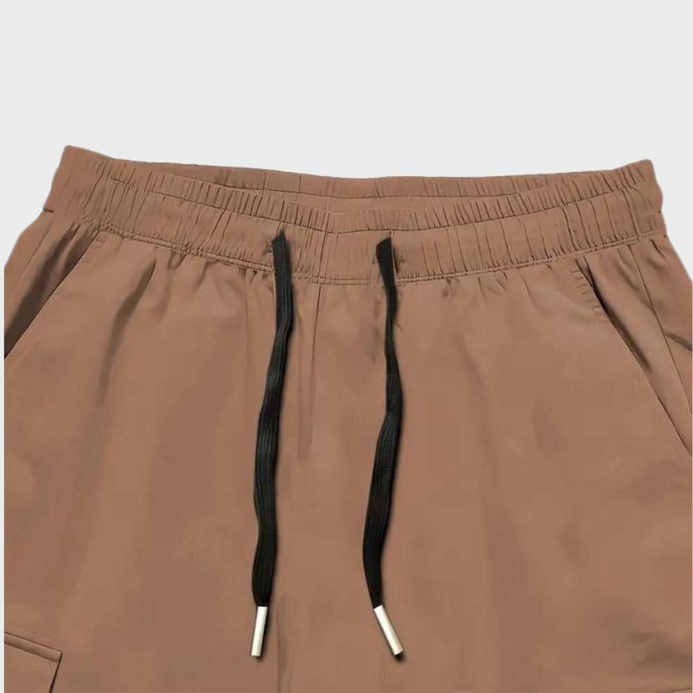 Versátil pantalón cargo de caballero con pernera estrecha
