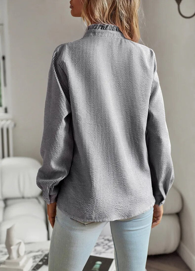 Blusa de mulher elegante e suspensa com pescoço alto