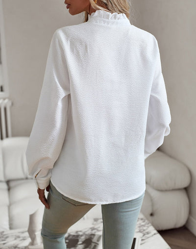 Blusa de mulher elegante e suspensa com pescoço alto