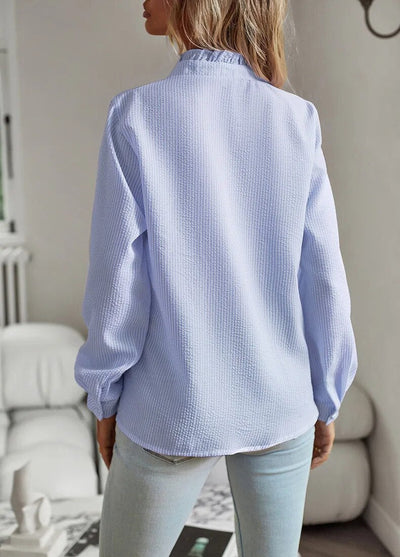 Blusa de mulher elegante e suspensa com pescoço alto