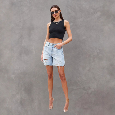 Jeans femininos - ajuste relaxado - com envelhecimento - efeito Bermuda