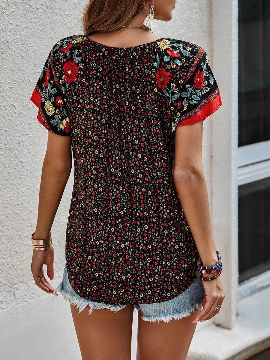 Mulher de Blusa Kataleya Manga Curta Luz e Confortável Versátil