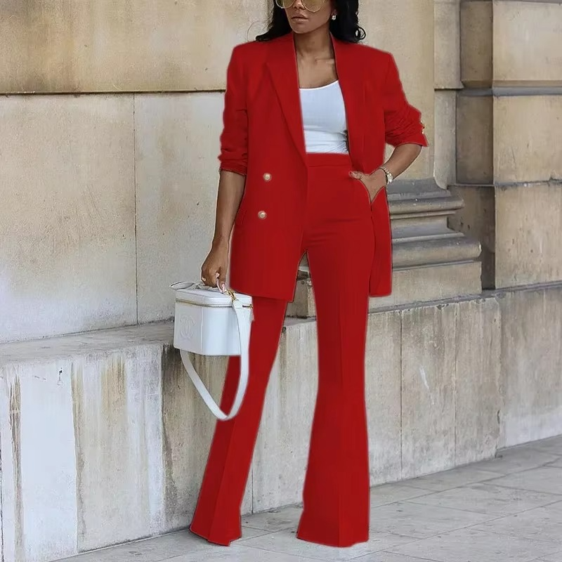 Elegante blazer da donna con chiusura a bottoni e pantaloni a zampa - Completo due pezzi per tutte le stagioni