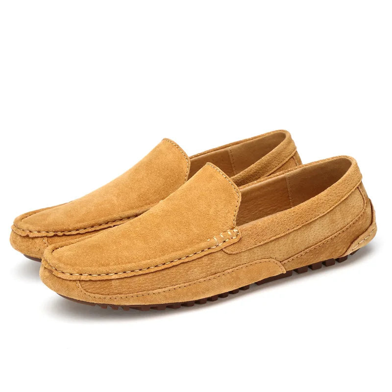 Mocassins elegantes para homens fabricados em camurça autêntica