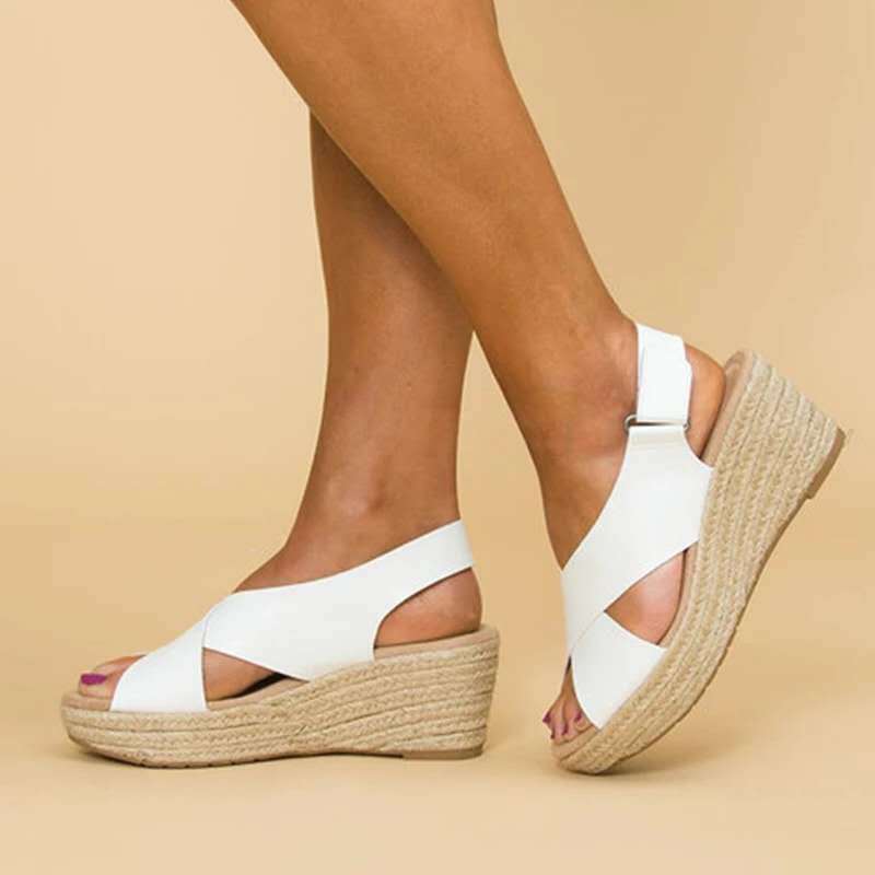 Sandálias de moda que seguram os pés
