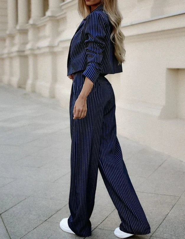 Elegante abito a righe da donna: chic e comodo