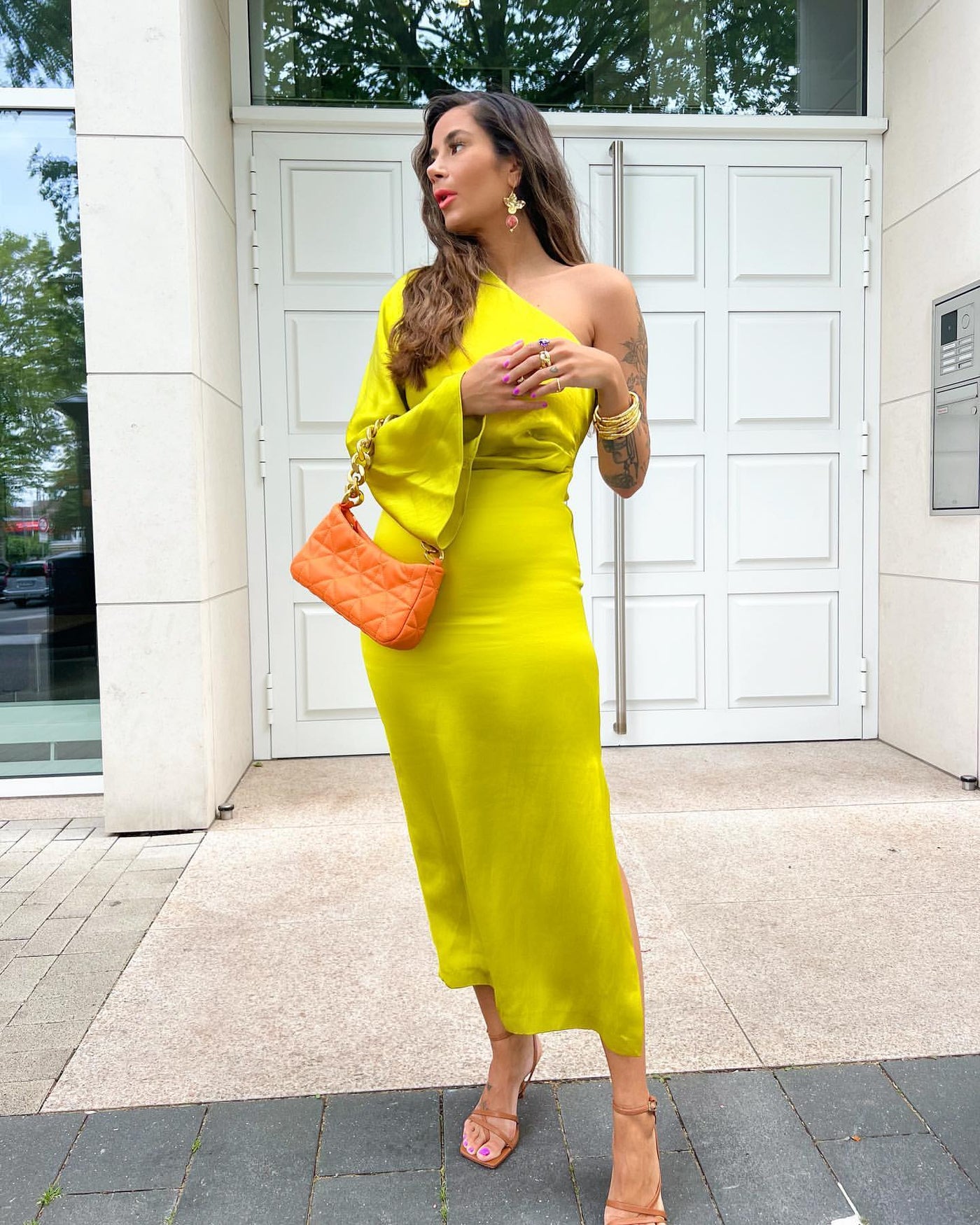 Vestido de cetim com um ombro