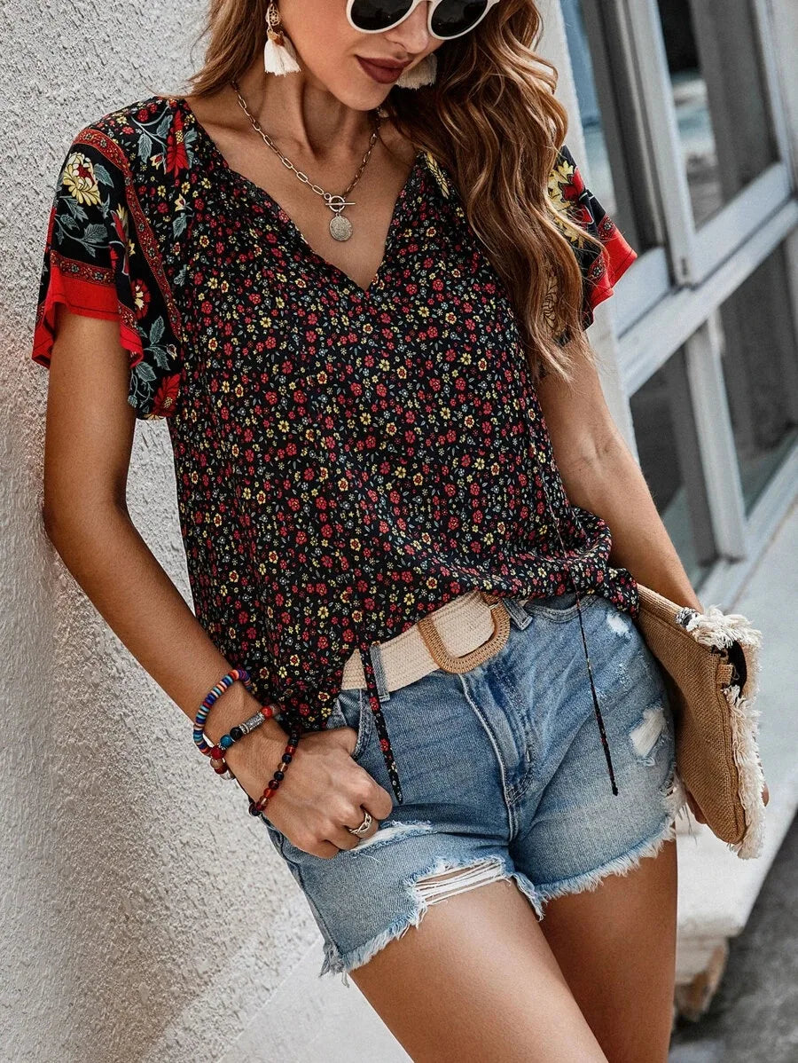 Mulher de Blusa Kataleya Manga Curta Luz e Confortável Versátil