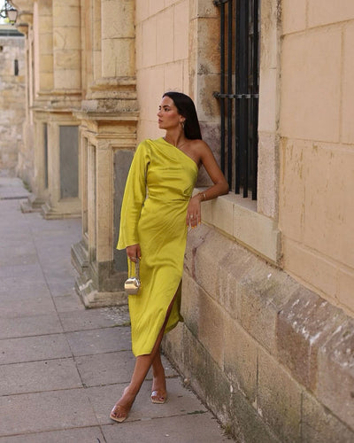 Vestido de cetim com um ombro