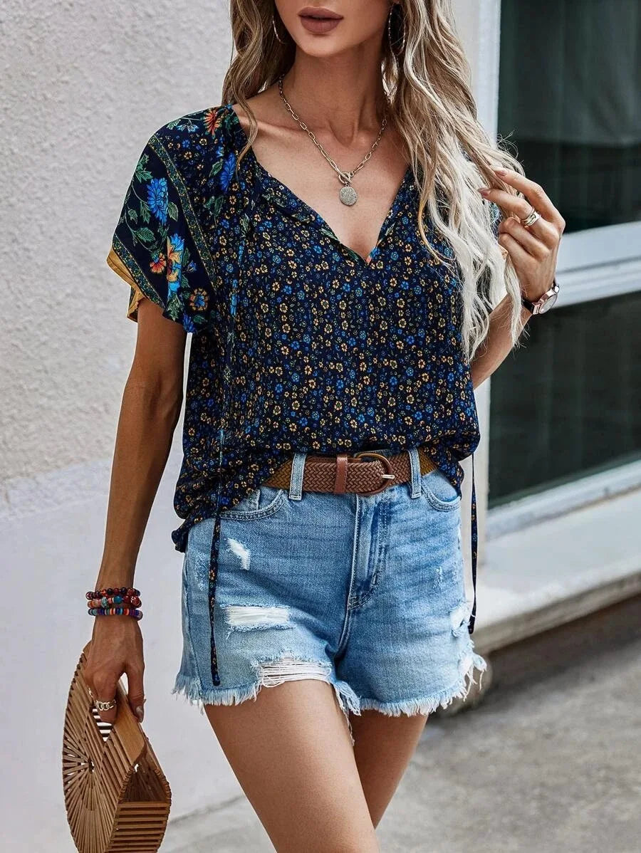 Mulher de Blusa Kataleya Manga Curta Luz e Confortável Versátil