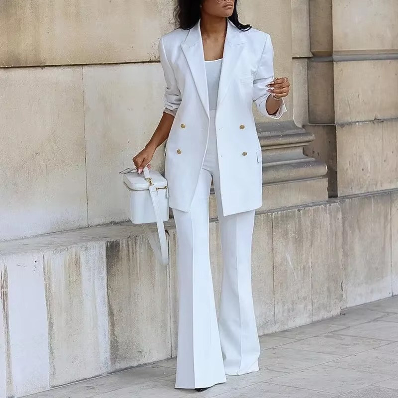 Elegante blazer da donna con chiusura a bottoni e pantaloni a zampa - Completo due pezzi per tutte le stagioni