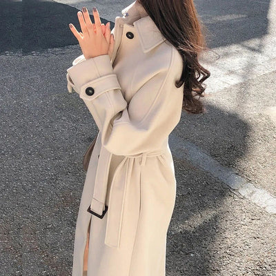 Mulher elegante com cinto - outono/inverno