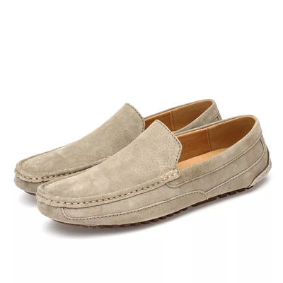 Mocassins elegantes para homens fabricados em camurça autêntica