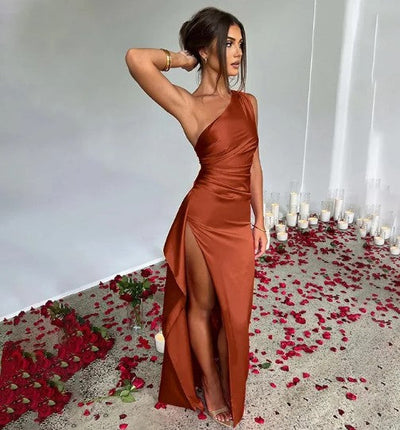 Emily - vestido longo de cetim com ombros e aberturas caídas