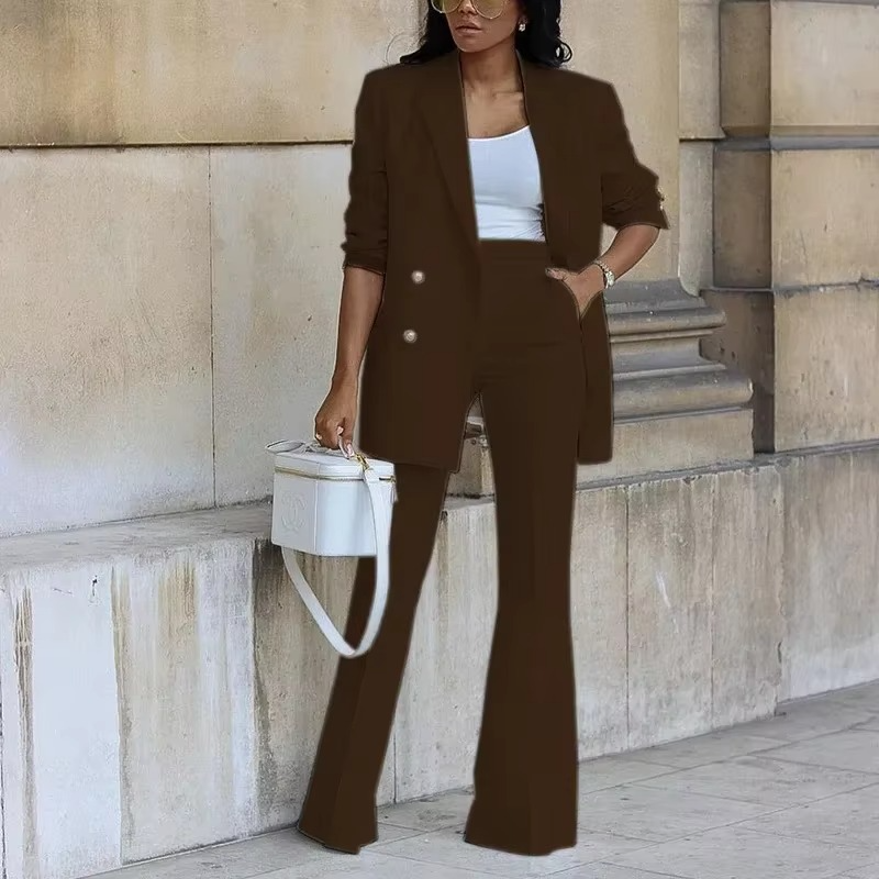 Elegante blazer da donna con chiusura a bottoni e pantaloni a zampa - Completo due pezzi per tutte le stagioni
