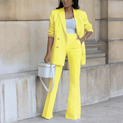Elegante blazer da donna con chiusura a bottoni e pantaloni a zampa - Completo due pezzi per tutte le stagioni