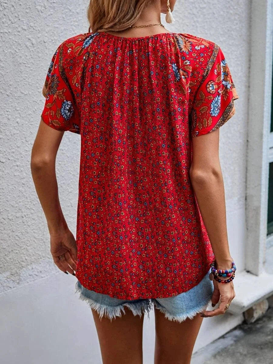 Mulher de Blusa Kataleya Manga Curta Luz e Confortável Versátil