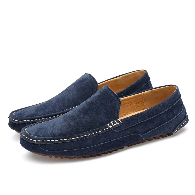 Mocassins elegantes para homens fabricados em camurça autêntica