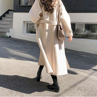 Mulher elegante com cinto - outono/inverno