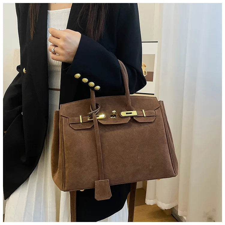 Kelly | Borsa a tracolla in camoscio con ferrature dorate