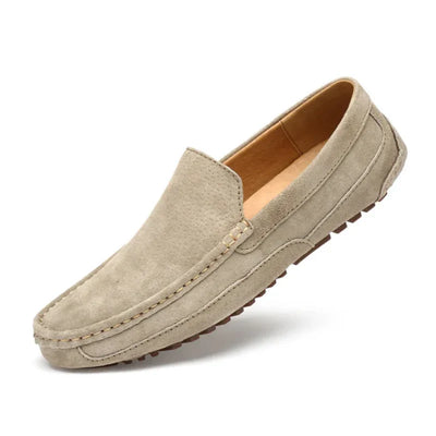 Mocassins elegantes para homens fabricados em camurça autêntica